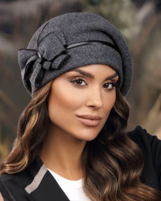 Podzimní playlist? Hot. Outfit? Hot. Čepice z www.krumlovanka.cz? Season essential 🔑 📎KÓD K ČEPIČCE: W-0576/844